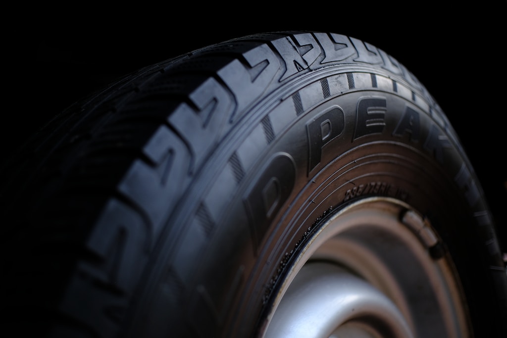 How should tires be replaced? – main image
