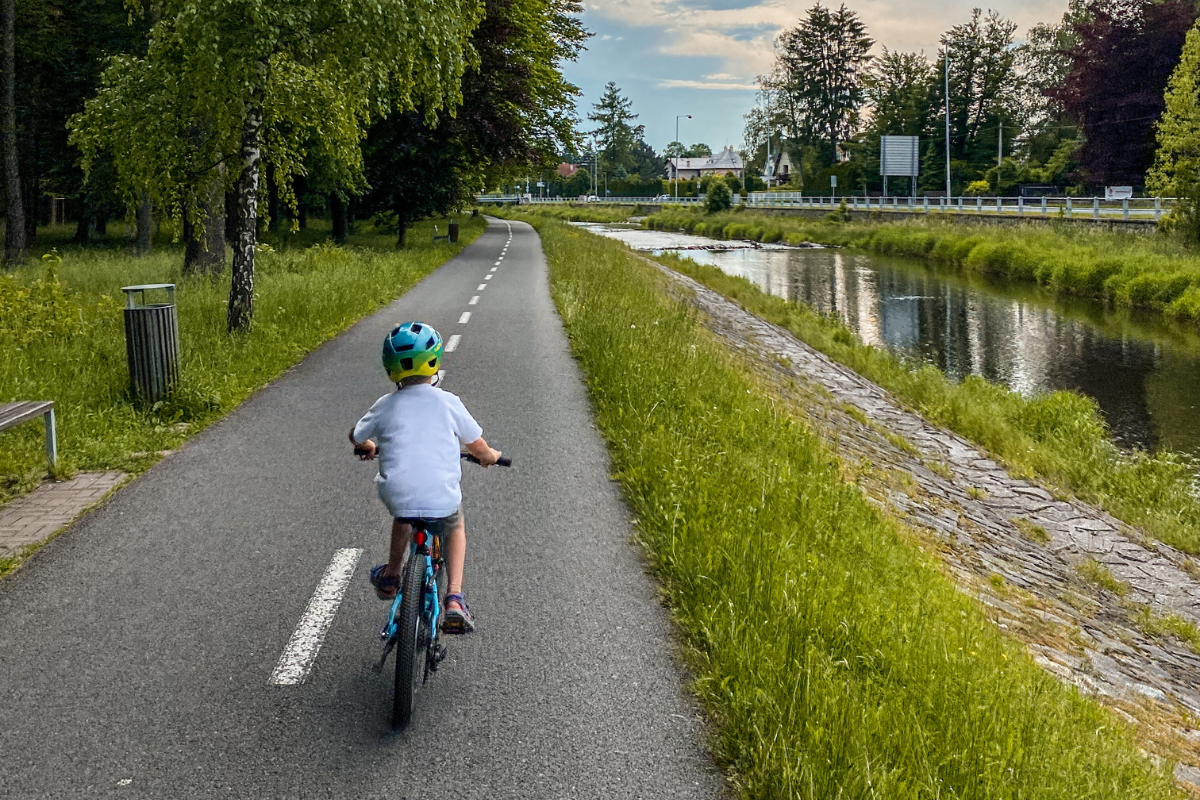 Ścieżka rowerowa nad rzeką Beczwą w Czechac