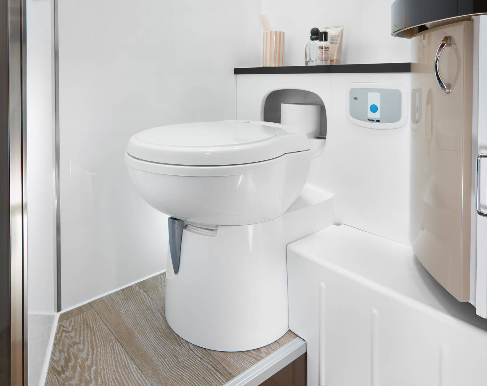 How to operate the toilet in the motorhome? – main image