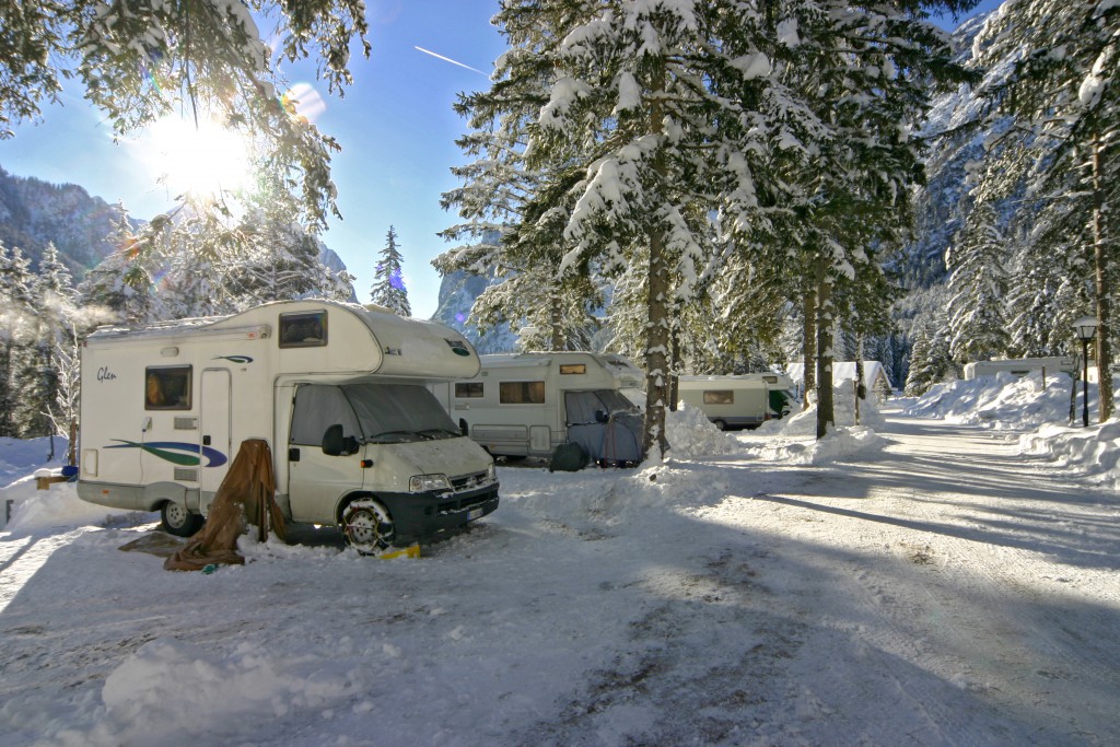 Jak powinien być wyposażony kamper do zimowych podróży?  – główne zdjęcie