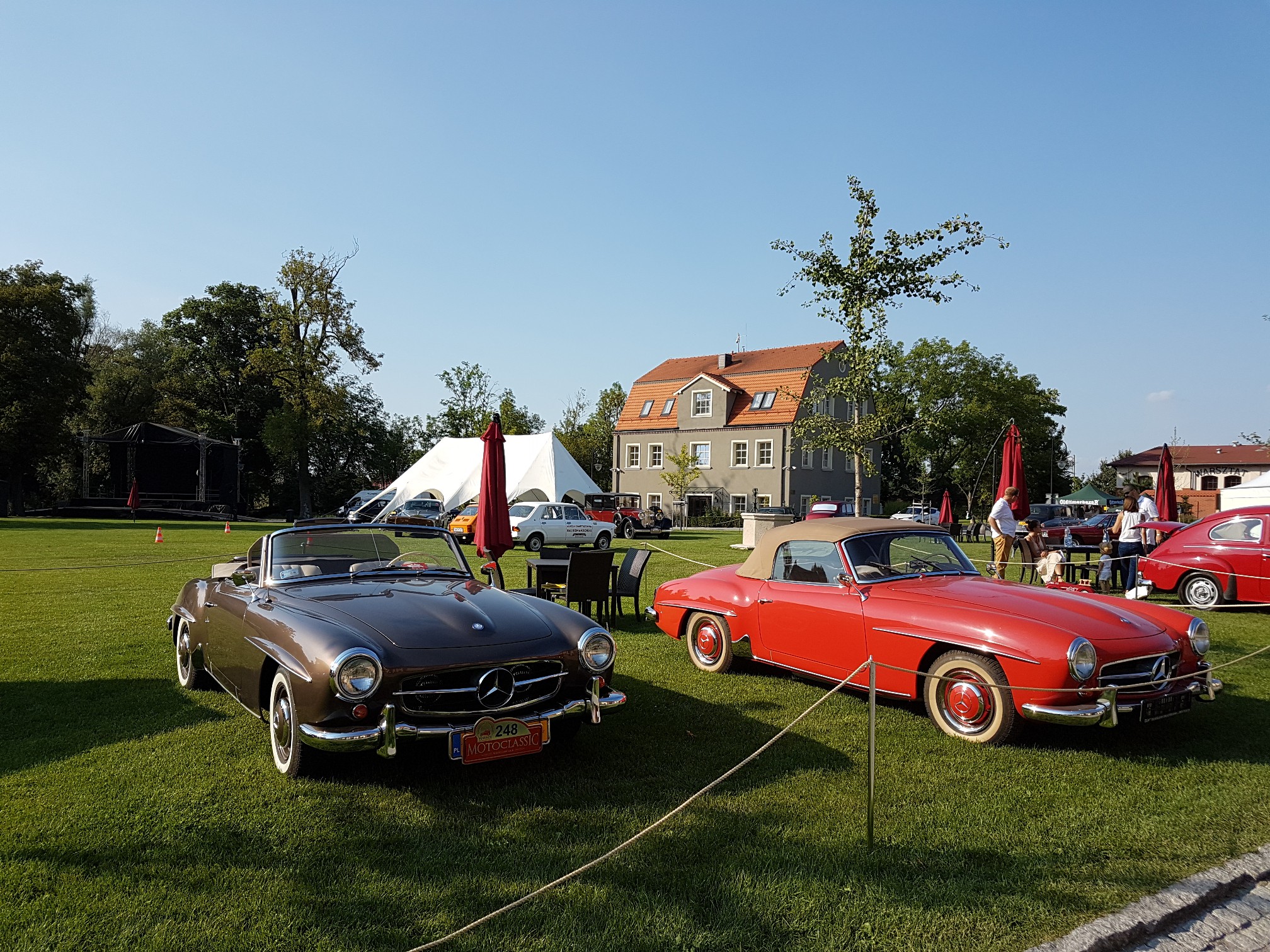 Cars in the castle. MotoClassic 2018 – main image