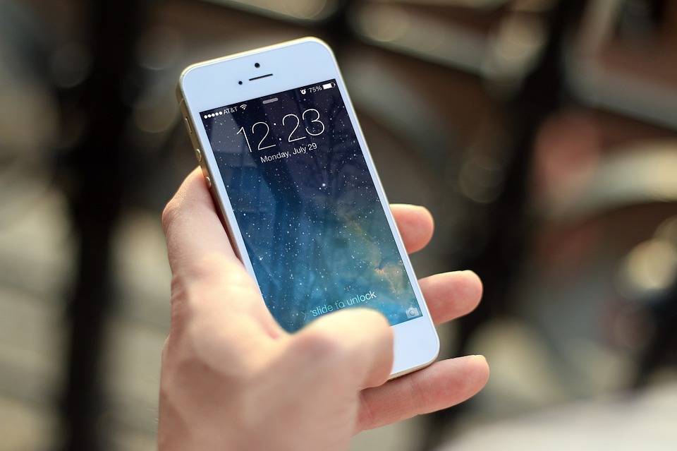 Uszkodzony smartfon w czasie podróży – czy przysługuje Ci odszkodowanie z polisy? – główne zdjęcie