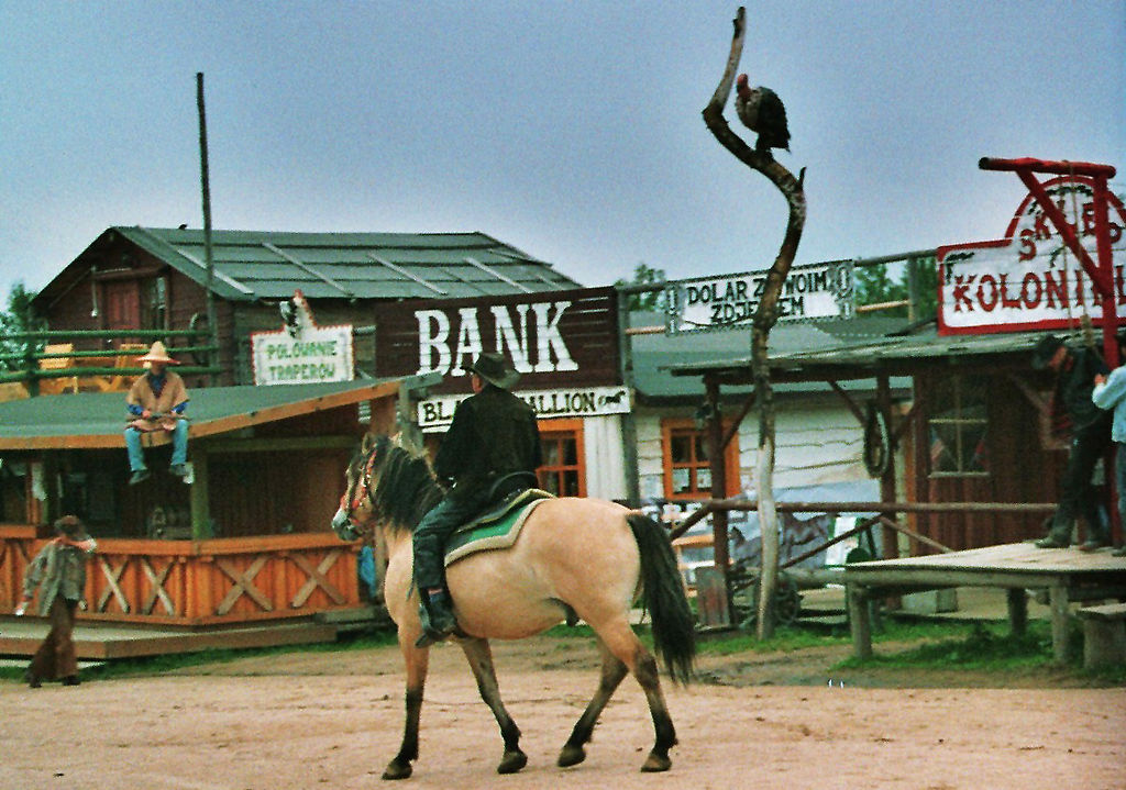 Miasto kowbojów z widokiem na Karkonosze – główne zdjęcie