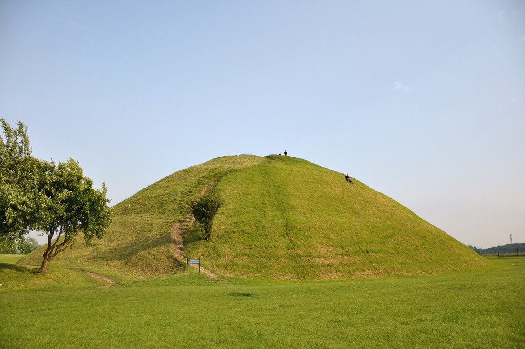 Secrets of Krakow Mounds – main image