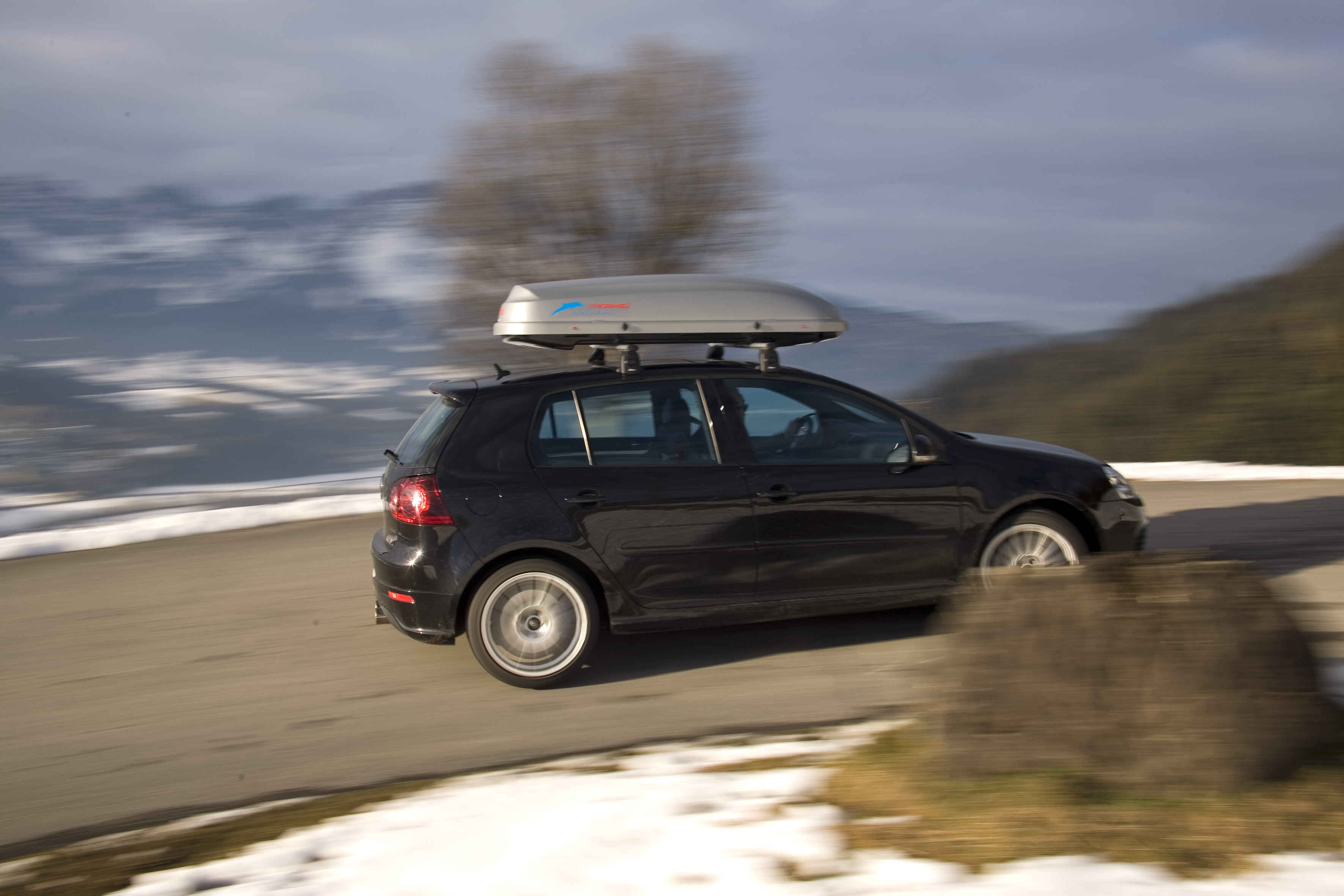 Skiing by car - how to safely transport equipment? – main image