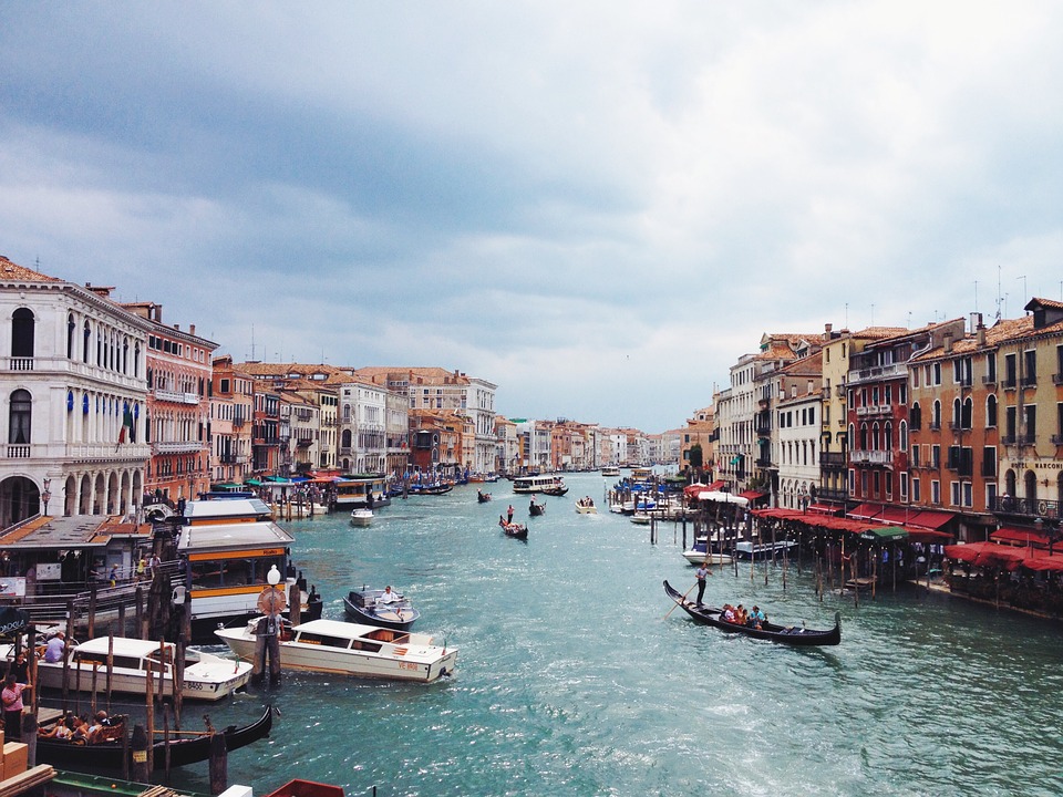 Venice - walk between the canals – main image